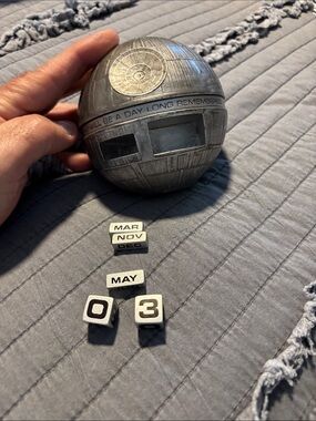 Star Wars Death Star Perpetual Desk Calendar - Silver Gray